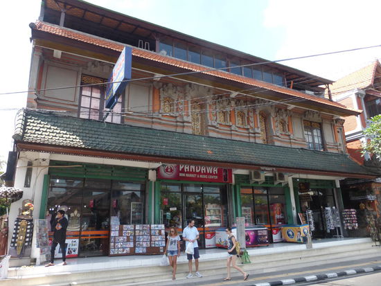 Weiter geht es durch die Straßen von Ubud