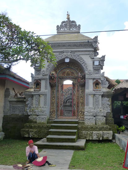 Weiter geht es durch die Straßen von Ubud