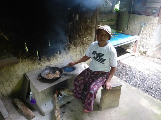Er röstet gerade die Kaffeebohnen