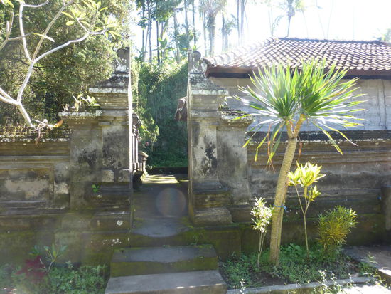 Weiter geht es durch das Gelände vom Goa Gajah Tempel