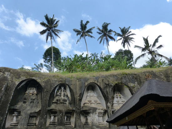 Erster Blick auf den Gunung Kawi Tempel mit seinen 4 Candi ( indonesisch für Stupa ) in der den 4 Konkubinen ( Geliebten ) von Anak Wungsus gedacht wird.