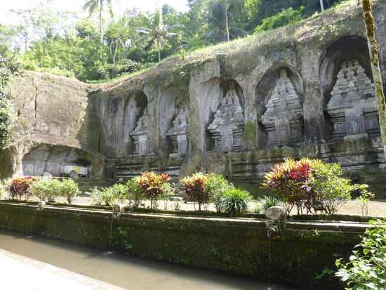 Hier auf der Ostseite des Tempels sieht man die 5 Monumente in denen von links nach rechts König Udayana , Königin Gunapriya , der Lieblingskonkubine des Königs und seine Söhne Marakata und Anak Wungsu gedacht wird.