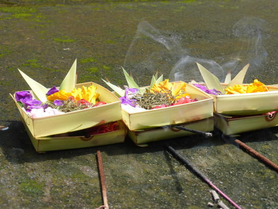 Wie überall auf Bali so auch hier im Gunung Kawi Tempel zu sehen wie die Götter verehrt werden