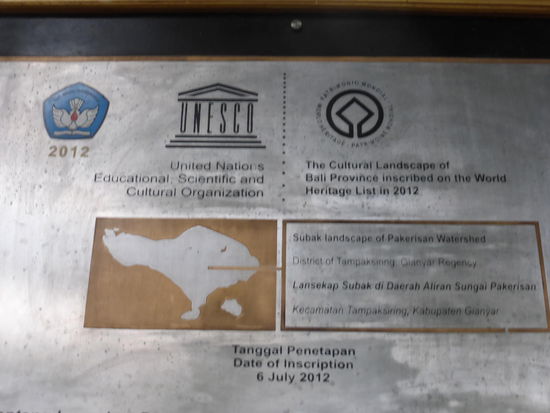 Wie viele andere Tempel auf Bali gehört auch der Tirta Empul seit 2012 zum UNESCO WELTKULTURERBE Bali wo zu nicht nur die Tempel sondern auch die kulturelle Landschaft mit seinen Bewässerungssystem " Subak " gehört was wichtig für die Wasserversorgung der Reisterassen ist .