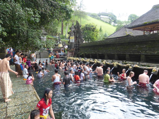 Reinigung des Körpers und der Seele im Tirta Empul Tempel Bali