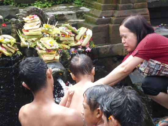 Reinigung des Körpers und der Seele im Tirta Empul Tempel Bali