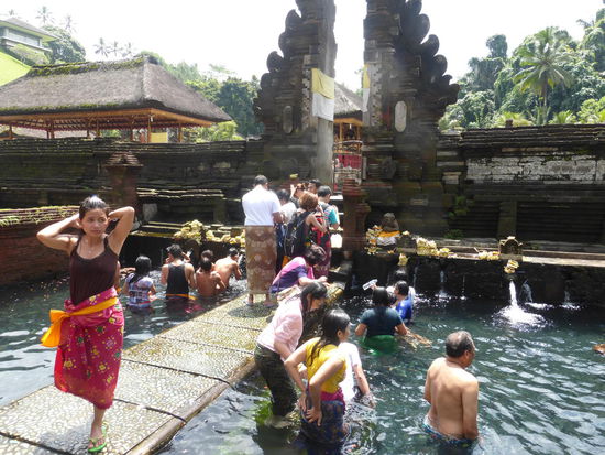 Reinigung des Körpers und der Seele im Tirta Empul Tempel Bali
