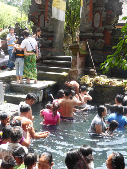 Reinigung des Körpers und der Seele im Tirta Empul Tempel Bali