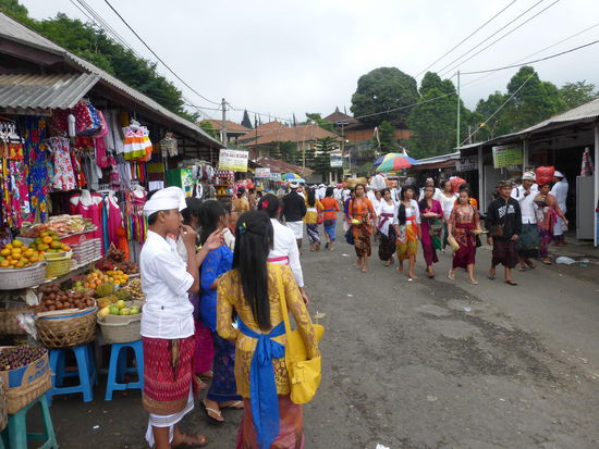 Viele Stände mit Obst , Gemüse und Kleidung auf dem Weg zum Eingang des Besakih Tempel