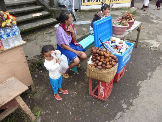 Auch die kleinsten helfen schon mit beim Verkauf 