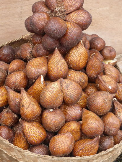 Salak Frucht die ursprünglich von den Inseln Java und Sumatra in Indonesien stammen aber heute auch auf Bali und in einigen anderen tropischen Ländern Asiens angebaut werden. Sie schmeckt fruchtig lecker u.a. nach Litschi und Birne