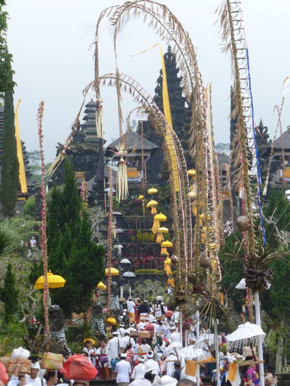 Viele Besucher am Besakih Tempel