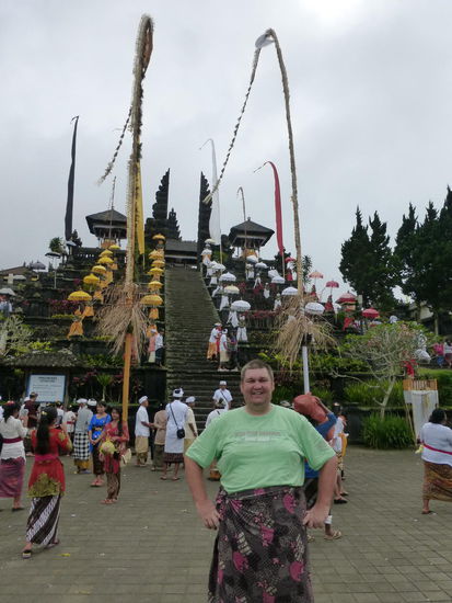 Hier bin ich mal wieder zu sehen mit Sarong aber nur gemietet für 10000 IDR = 0,62 Euro . Einen Sarong mußte ich ja schon öfters tragen um Heilige Stätten ( Tempel u.ä. ) zu betreten nicht nur hier auf Bali sondern auch anderswo in Südostasien und auch in Indien.