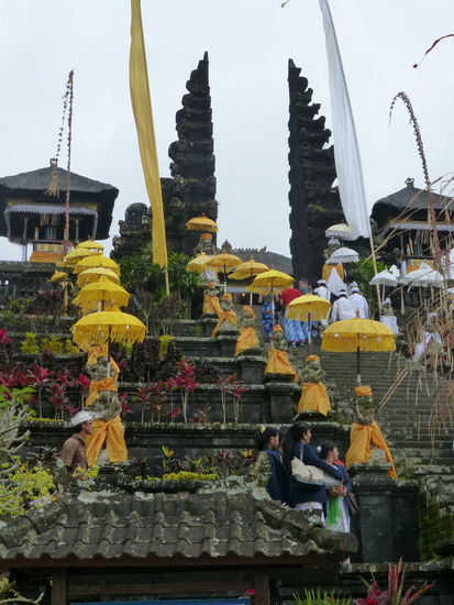 Typisch für Bali sind die Schirme der Tempelfiguren egal ob in gelb ...
