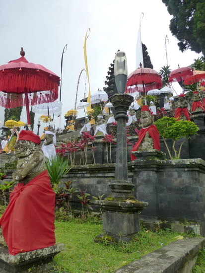 Hier die Schirme mal in rot