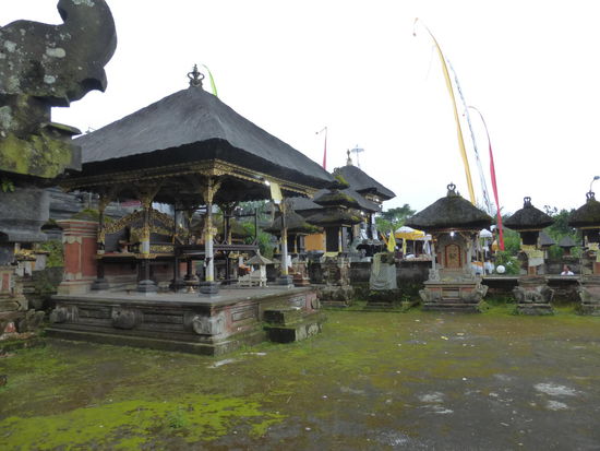 Weiter geht es durch das Gelände des Besakih Tempels