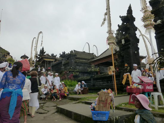 Weiter geht es durch das Gelände des Besakih Tempels