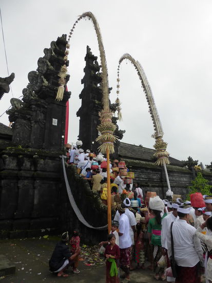 Weiter geht es durch das Gelände des Besakih Tempels
