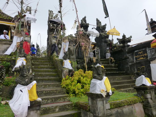 Weiter geht es durch das Gelände des Besakih Tempels