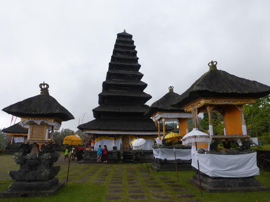 Weiter geht es durch das Gelände des Besakih Tempels