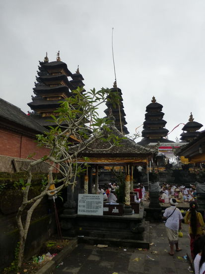 Diese Tempeltürme sind auch typisch für Bali