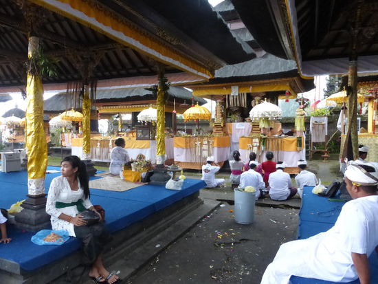 Auch hier wieder Gläubige beim Gebet