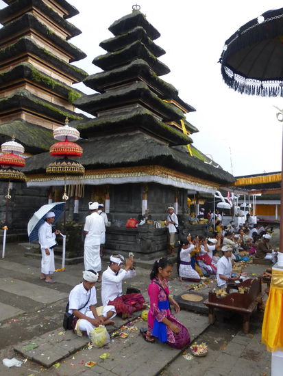 Auch hier wieder Gläubige beim Gebet