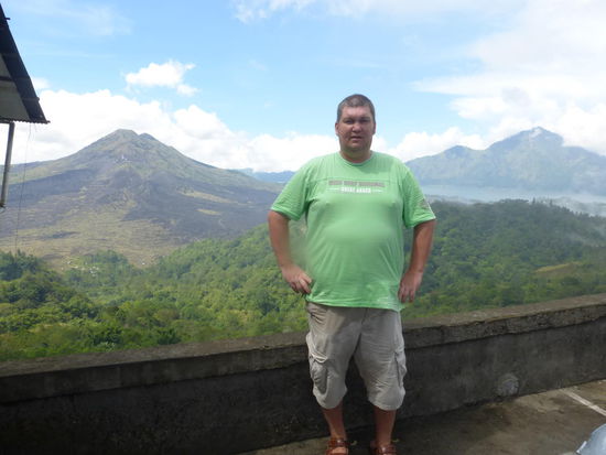 Ich am Ausflugspunkt Penelokan mit Vulkan im Hintergrund