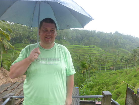 Ich vor Reisterassen auf Bali im Regen der hier in den Bergen fast täglich zu erwarten ist