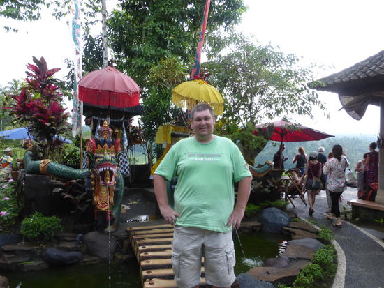 Götterfiguren in diesem schönen Ausflugslokal auf Bali direkt an den Reisterassen