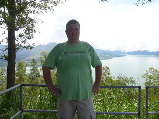 Ich in den Bergen von Bali am Batur See