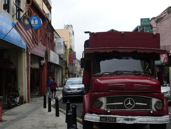 Alter Mercedes LKW im Chinatown von Kuala Lumpur