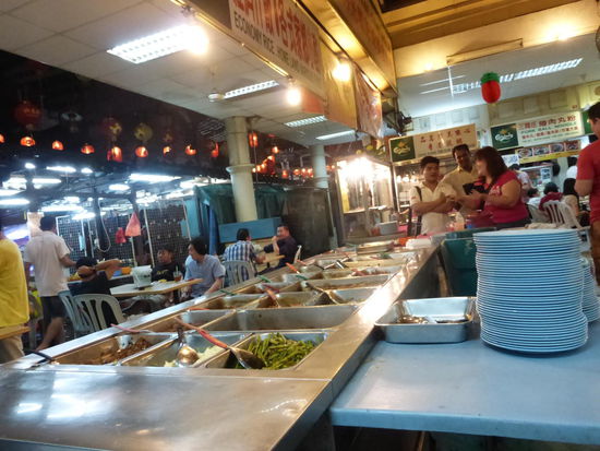 Eine von vielen Garküchen in Chinatown