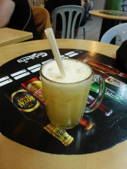 0,3 Liter frischer Ananassaft für 3 RM = 0,70 Euro