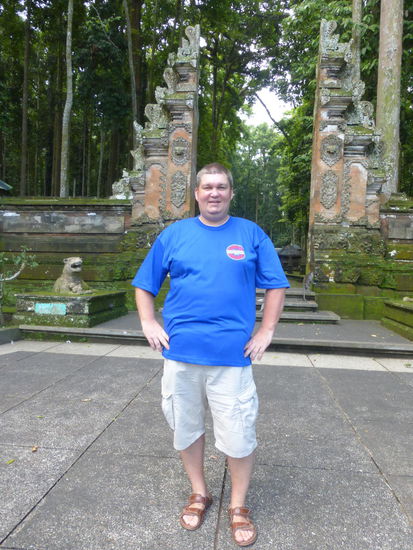 Ich am Eingang des Sangeh Forest auf Bali