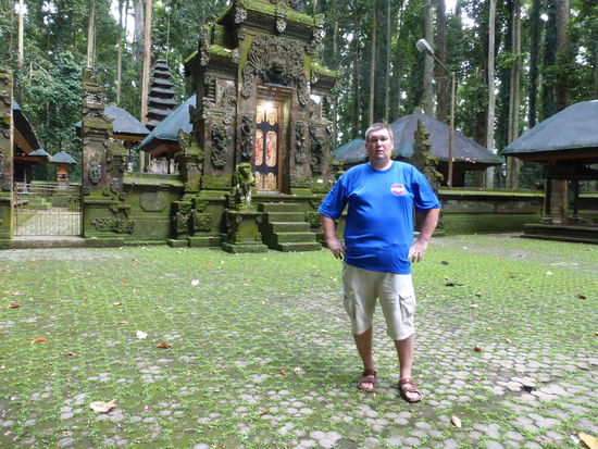 Ich vor alten Tempel im Monkey  Forest  Sangeh