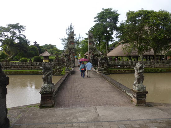 Der 1634 erbaute Taman Ayun Tempel im Ort Mengwi gehört zu den schönsten seiner Art auf Bali und wird auch Tempel des schwimmenden Gartens genannt