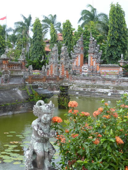 Unterwegs um die berühmte Gerichtshalle " Kertha Gosa " in Klungkung