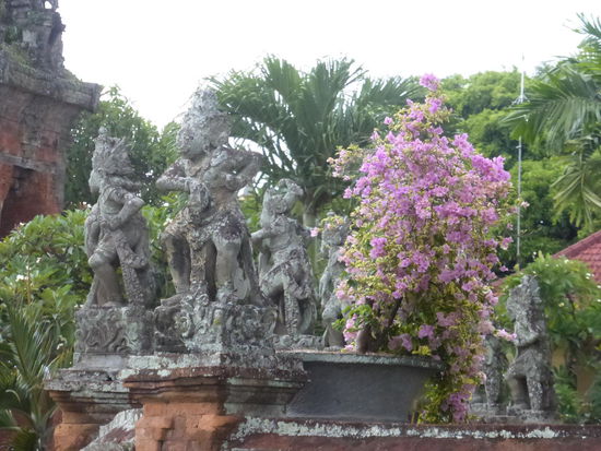 Unterwegs um die berühmte Gerichtshalle " Kertha Gosa " in Klungkung