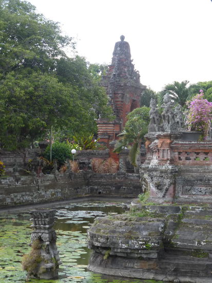 Unterwegs um die berühmte Gerichtshalle " Kertha Gosa " in Klungkung