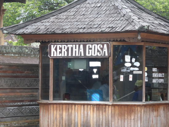 Eingang zum Palast von Klungkung mit seiner berühmten Gerichtshalle " Kertha Gosa "  Eintritt 12000 IDR = 0,75 Euro