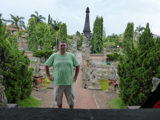 Ich an der Gerichtshalle " Kertha Gosa "