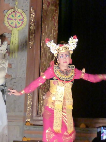 Wichtig bei den Gesten der Tänzerinnen sind Finger , Augen und Kopf . Die Tänze sind nicht einfach und werden schon im frühesten Kindesalter erlernt