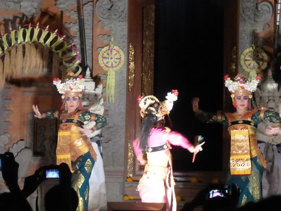 Wichtig bei den Gesten der Tänzerinnen sind Finger , Augen und Kopf