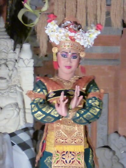 Wichtig bei den Gesten der Tänzerinnen sind Finger , Augen und Kopf