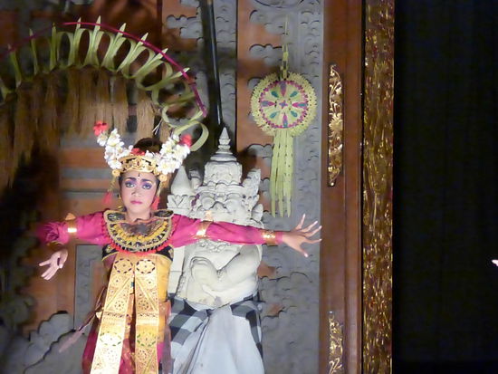 Wichtig bei den Gesten der Tänzerinnen sind Finger , Augen und Kopf