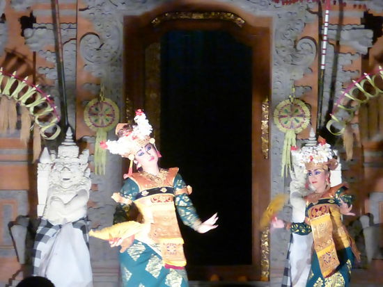 Wichtig bei den Gesten der Tänzerinnen sind Finger , Augen und Kopf