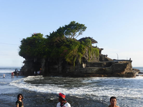 Da ist der Tanah Lot Tempel der nicht zuletzt wegen seiner Lage im Meer sicher zu einen der schönsten auf Bali gehört