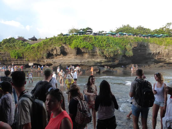 Viele versuchen den Weg durch das Meer zu laufen um nah an den Tempel zu kommen. Obwohl das Wasser nur ca. 1, 2 m tief war gab es eine sehr starke Strömung die mir fast meine Sandalen weggerissen hätte