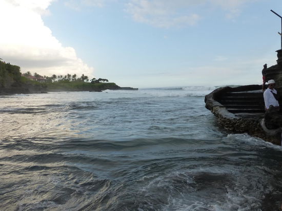 Starke Wasserströmung am Tempel